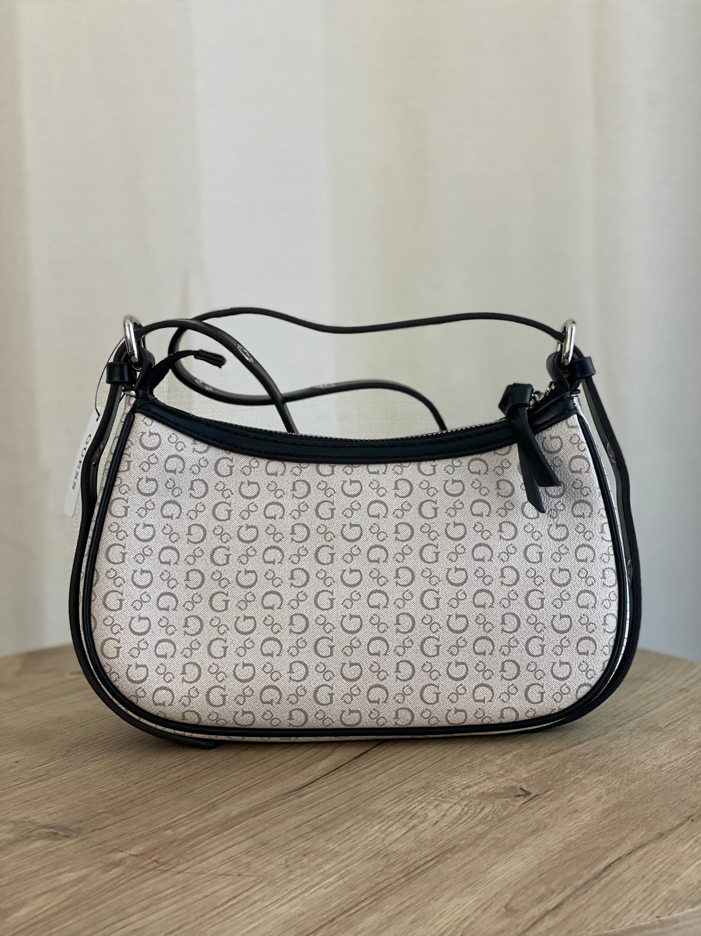 CARTERA GUESS - CREMA Y NEGRO