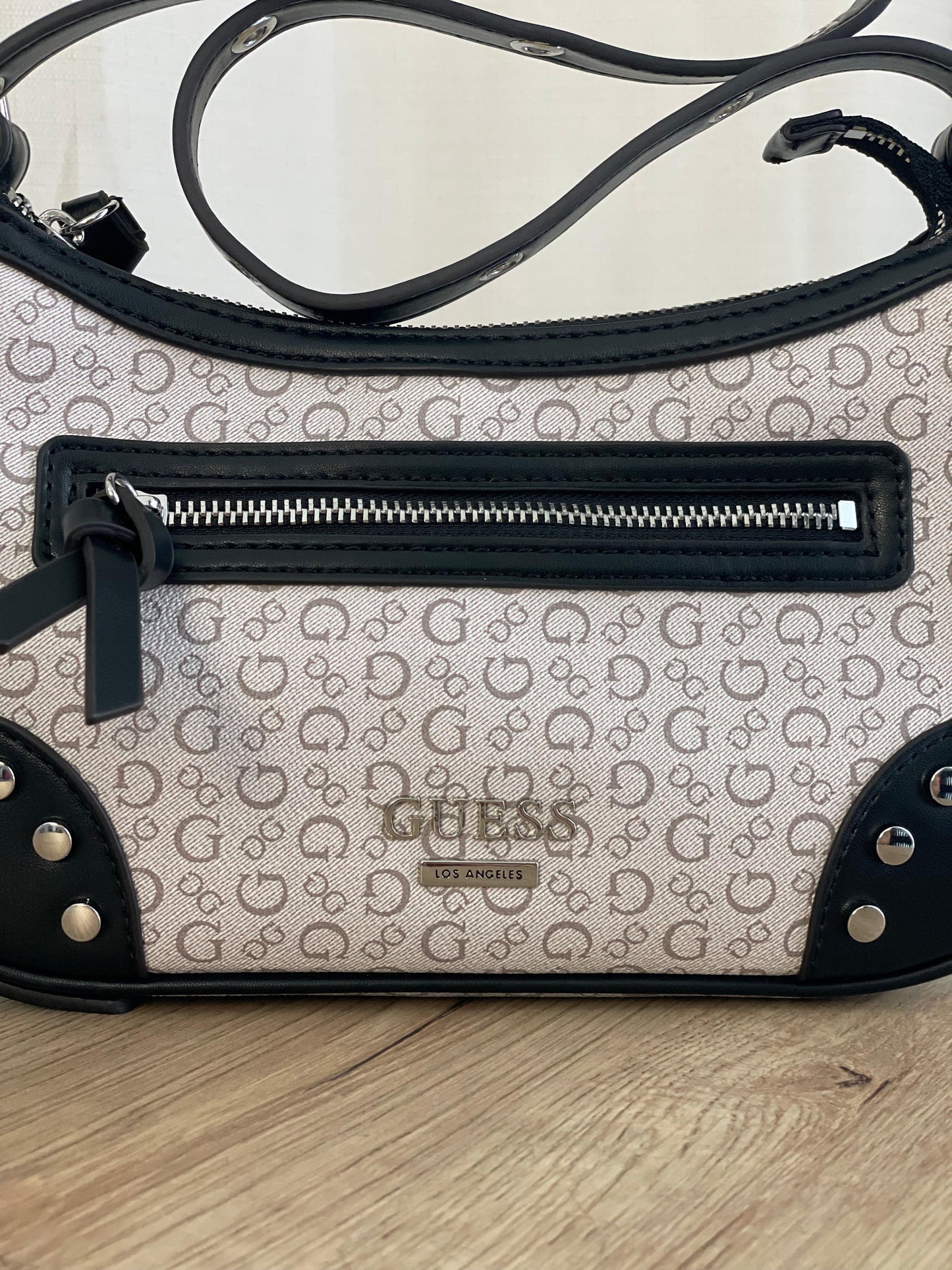 CARTERA GUESS - CREMA Y NEGRO
