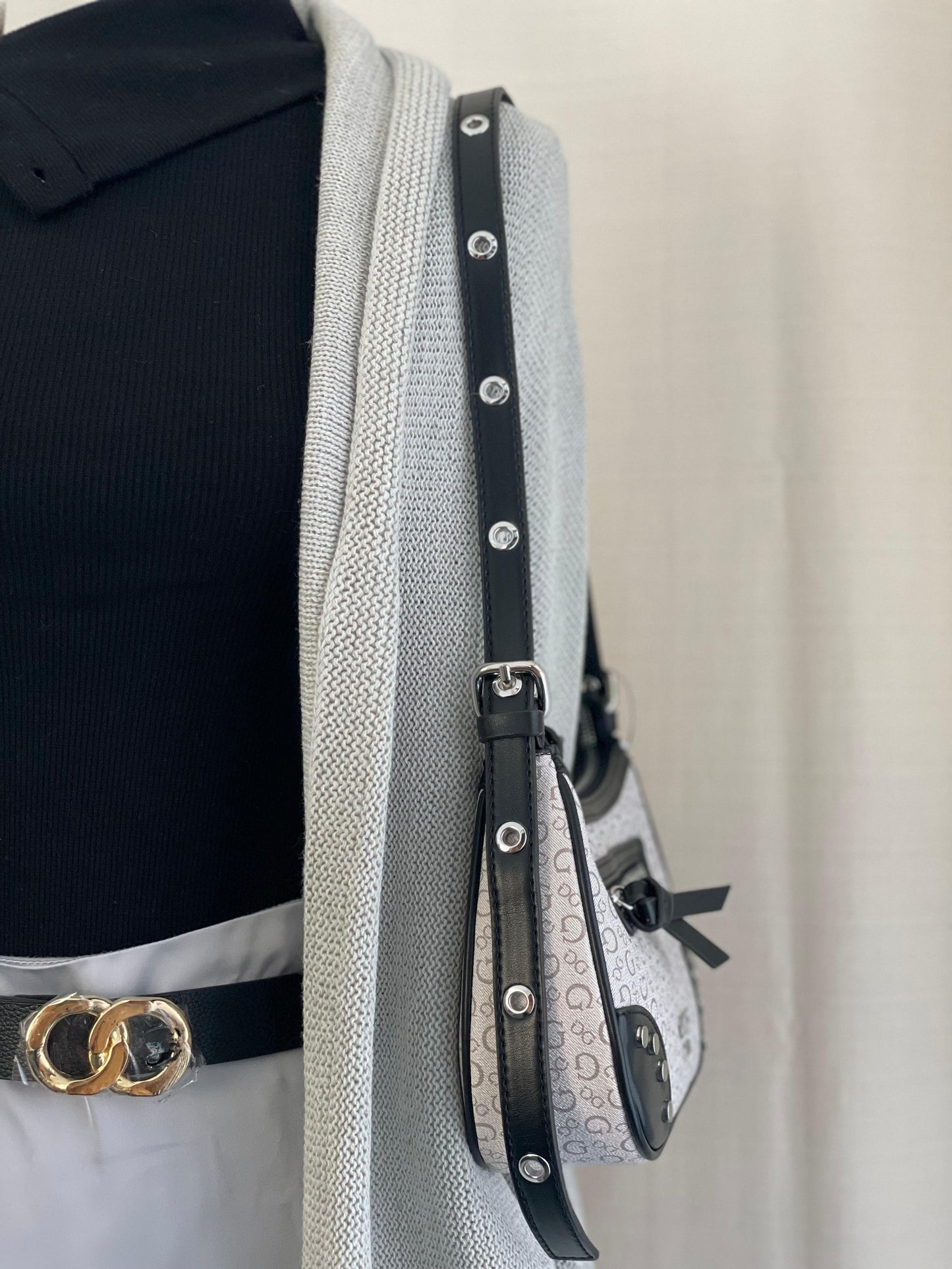CARTERA GUESS - CREMA Y NEGRO